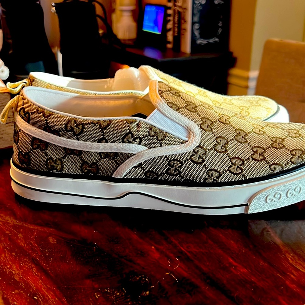 Size 42/10 fits more like a 10 1/2 or 11 Never worn